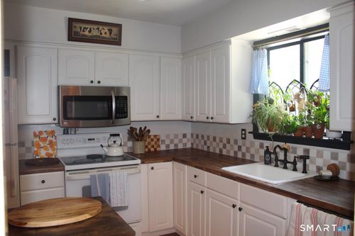 3-54 Whitmore Ln, Stamford, CT, 06902-4530 | Card Image