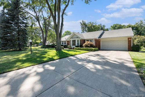 36746 Brittany Hill Dr, Farmington, MI, 48335-2906 | Card Image