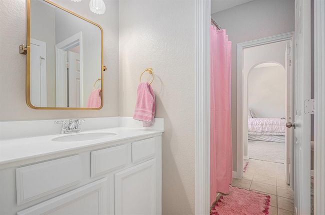 opposite sink in the adjoining bathroom | Image 30