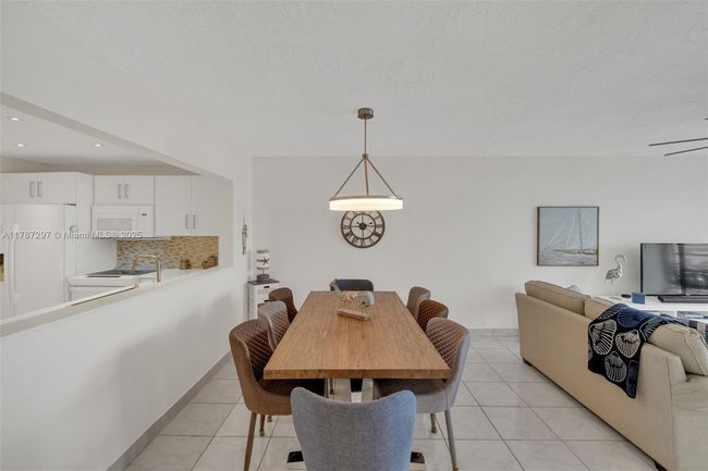APT-404 - 2861 Somerset Dr, Condo with 2 bedrooms, 2 bathrooms and null parking in Lauderdale Lakes FL | Image 4