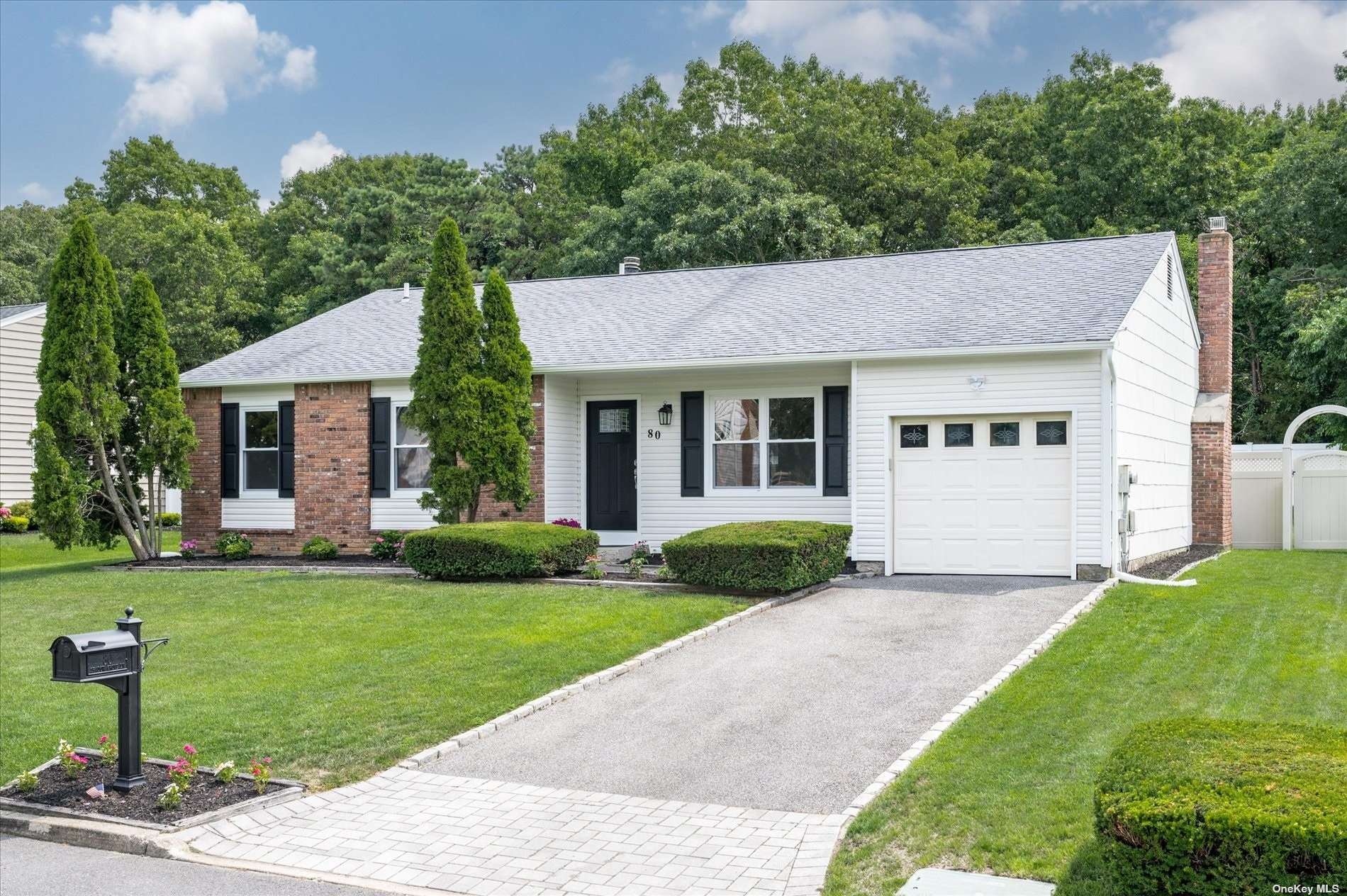 Shadow Grove Ln, Holbrook, NY 11741