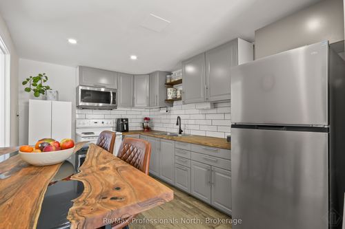 260 Private St, Gravenhurst, ON, P1P0E8 | Card Image