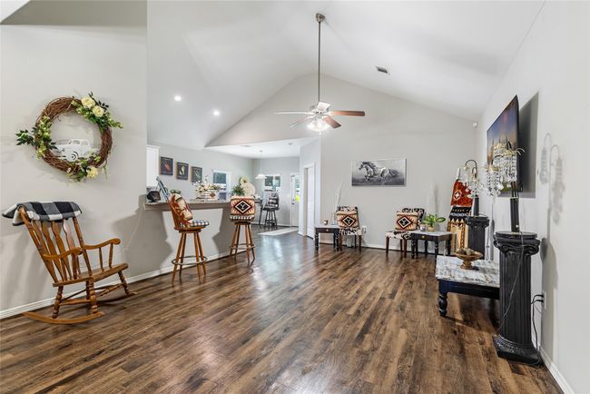 High ceilings and pleasing architectural features. | Image 9