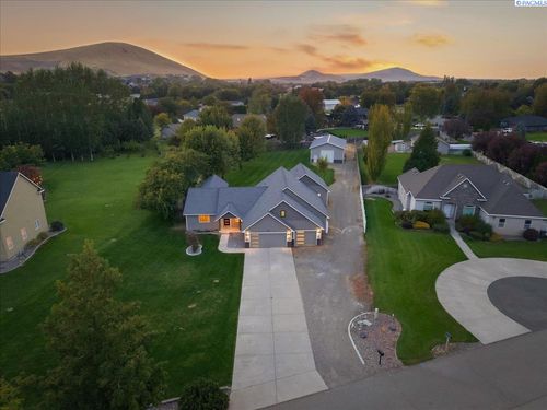 4403 Mount Daniel Ct, West Richland, WA, 99353-7329 | Card Image