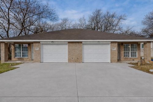 921 Cody Ct, River Oaks, TX, 76114-2801 | Card Image