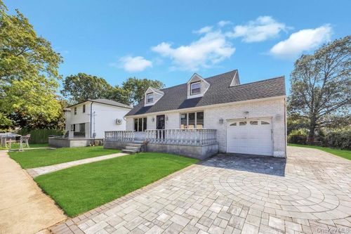 529 Clinton Ave, Rockville Centre, NY, 11570-3305 | Card Image