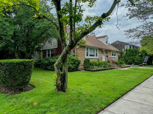 6 Highland Ter, Manhasset, NY, 11030-2209 | Card Image