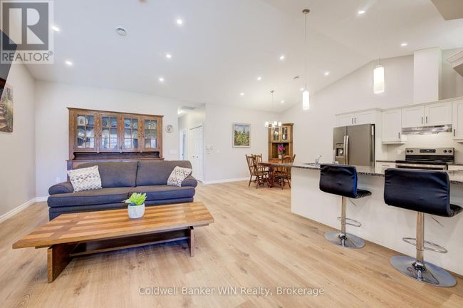 103 Broomers Crescent, Townhouse with 2 bedrooms, 2 bathrooms and 3 parking in Wellington North (Mount Forest) ON | Image 11