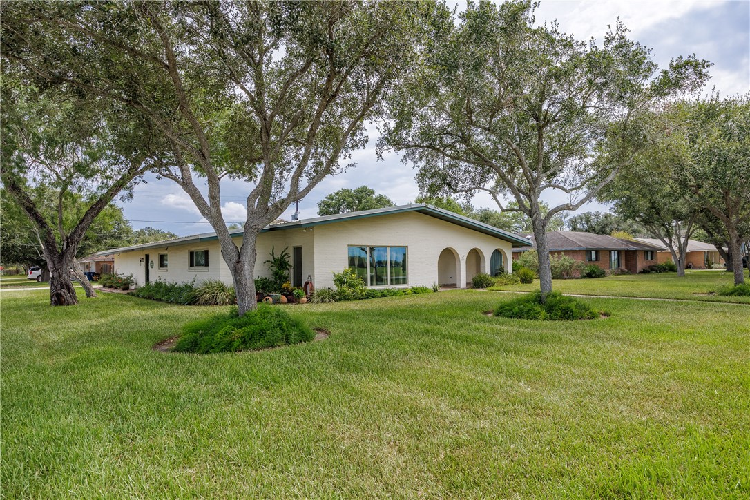 11th St, Bishop, TX 78343