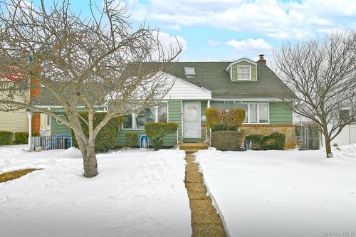 325 Cayuga Ave, East Meadow, NY, 11554-3518 | Card Image