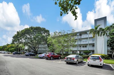 L2 - 2804 Victoria Way, Condo with 2 bedrooms, 2 bathrooms and null parking in Coconut Creek FL | Image 1