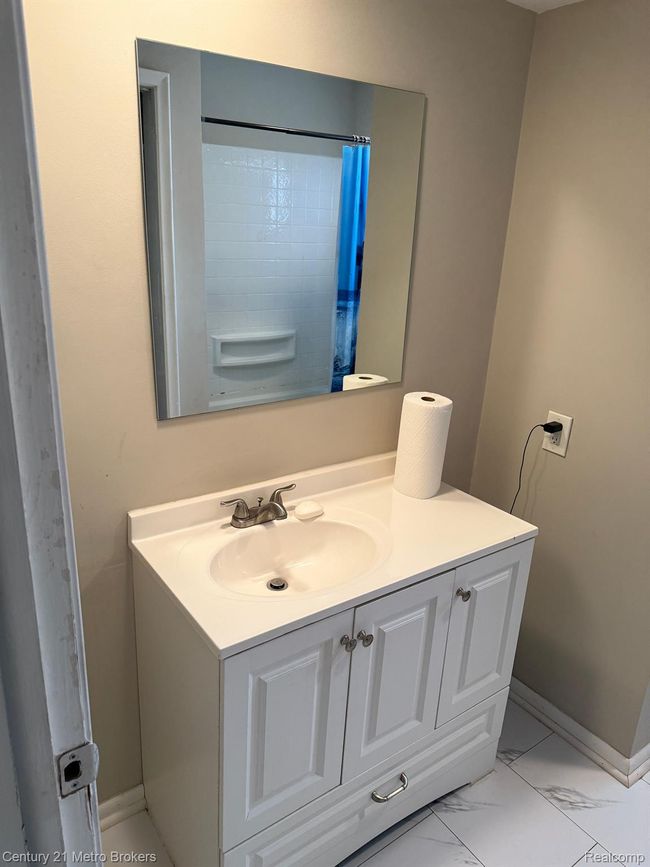 1095 Cora Dr, House other with 3 bedrooms, 2 bathrooms and null parking in Flint MI | Image 4