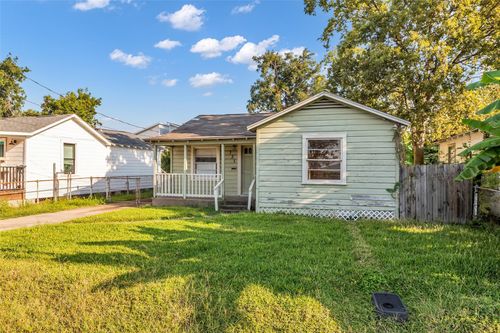 131 E 31st 1/2 St, Houston, TX, 77018-8409 | Card Image