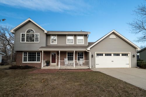8850 W Lake Pointe Cir, Franklin, WI, 53132-8541 | Card Image