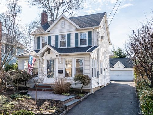 138 Hillcrest Ave, Manhasset, NY, 11030-2318 | Card Image