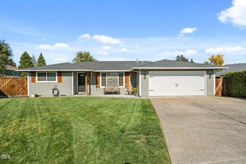 1011 Hermosa Dr, Central Point, OR, 97502-2119 | Card Image
