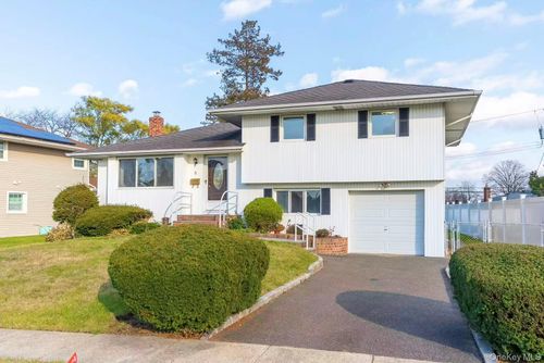 8 Spector Ln, Plainview, NY, 11803-4833 | Card Image
