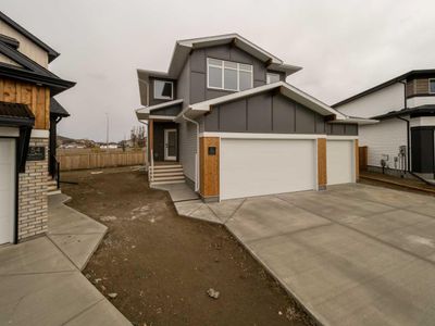 61 Goldenrod Pl W, House detached with 3 bedrooms, 2 bathrooms and 6 parking in Lethbridge AB | Image 1