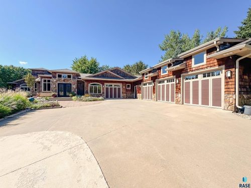 411 S Country Club Ave, Brandon, SD, 57005-6640 | Card Image