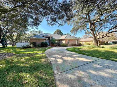 613 Silverthorn Rd, House other with 4 bedrooms, 2 bathrooms and 2 parking in Gulf Breeze FL | Image 2