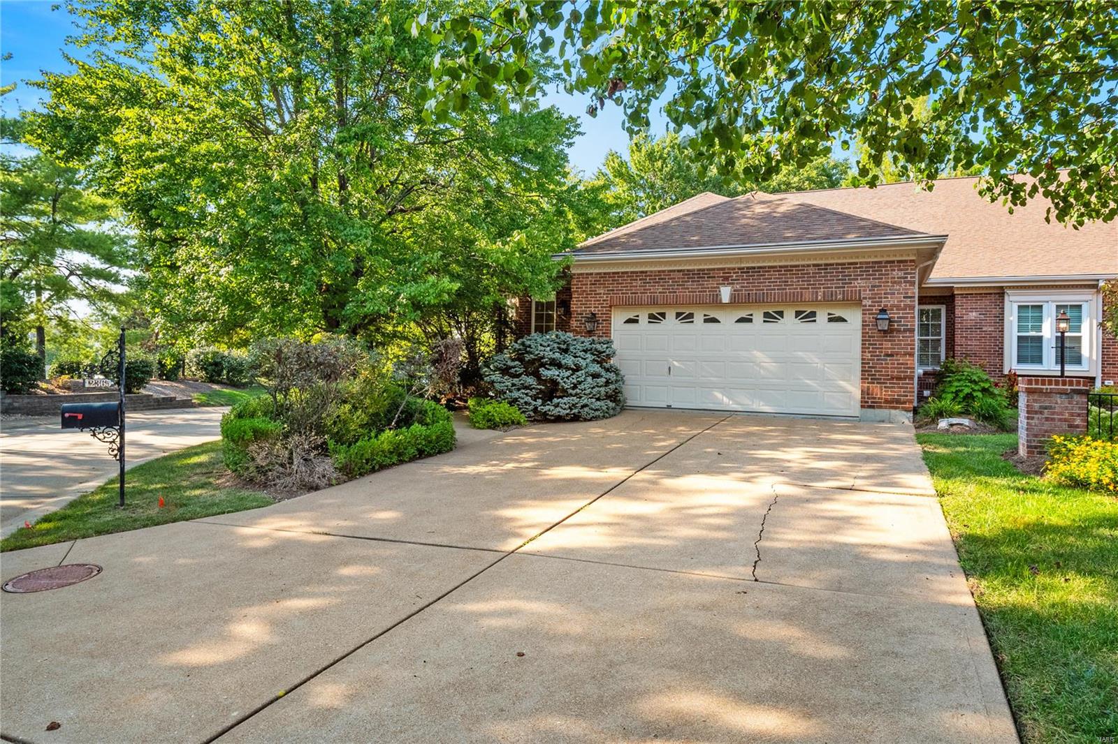 Courtyard Lake Dr, Saint Louis, MO 63127