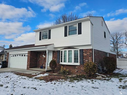 22534 Provincial St, Woodhaven, MI, 48183-3704 | Card Image