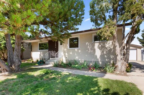 1804 17 St Se, Medicine Hat, AB, T1A2B2 | Card Image