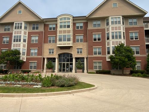 4110 S Lake Dr, Saint Francis, WI, 53235-5953 | Card Image