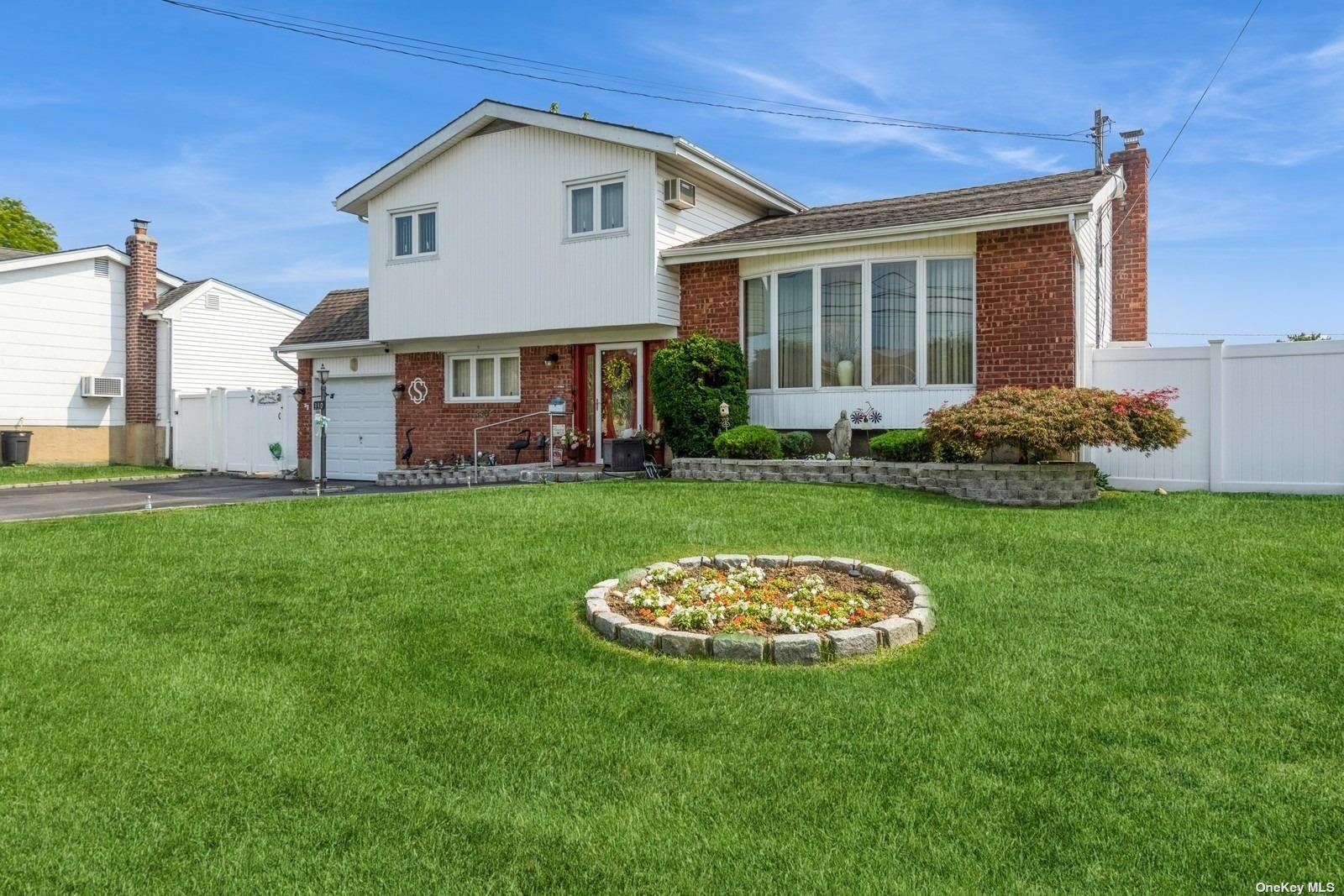 Linden St, Massapequa Park, NY 11762