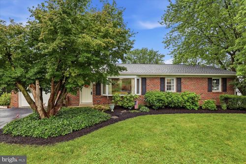 324 Southview Dr, Ephrata, PA, 17522-9560 | Card Image