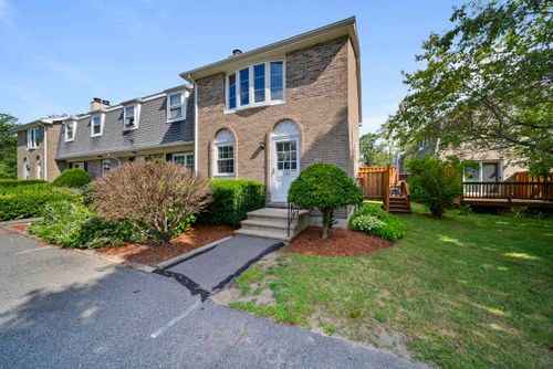 137 Fieldstone Dr, Londonderry, NH, 03053-2713 | Card Image