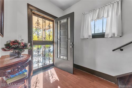 574 W Greendale, Highland Park, MI, 48203-4515 | Card Image