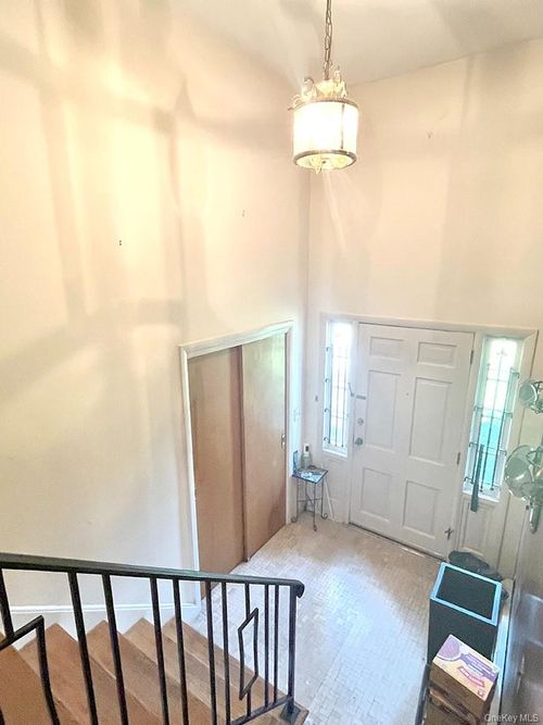 457 Quaker Ridge Rd, New Rochelle, NY, 10804-2923 | Card Image