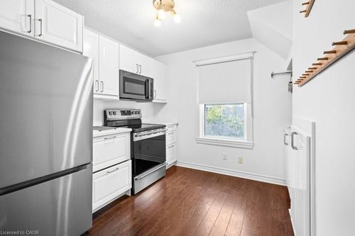 upper-15 Melrose Ave N, Hamilton, ON, L8L6X3 | Card Image
