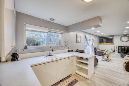 2738 Berry Dr, Bloomfield Hills, MI, 48304-1604 | Card Image