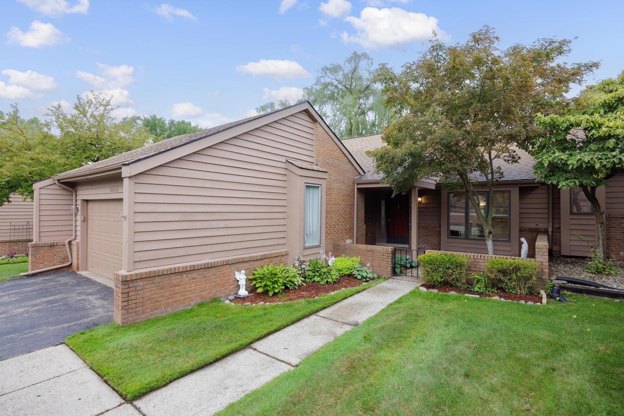 Lark Harbor Ct, Farmington, MI 48335