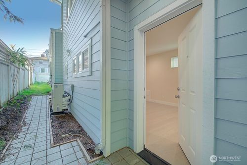 b-1210 Ne 95th St, Seattle, WA, 98115-2220 | Card Image