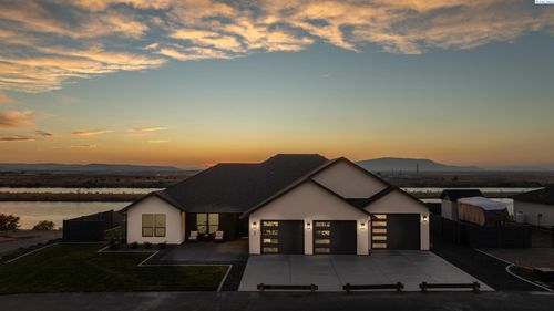 57 Columbia Bluff Ln, Pasco, WA, 99301-6182 | Card Image