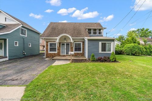 22482 Beach St, Saint Clair Shores, MI, 48081-2301 | Card Image