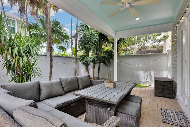 Outdoor lounge area | Image 11