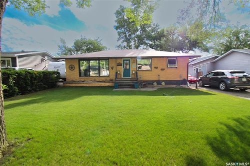 724 4th St E, Shaunavon, SK, S0N0C4 | Card Image