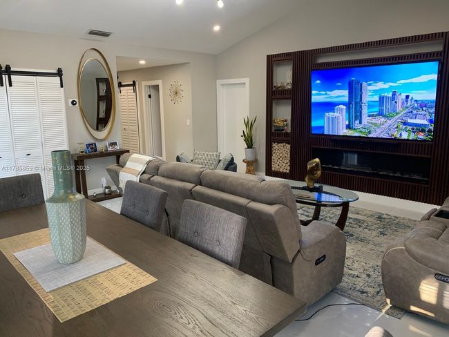 8271 - 8271 Sw 39 Th Ct, House other with 3 bedrooms, 2 bathrooms and null parking in Davie FL | Image 7