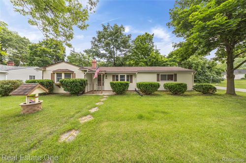7241 Richardson Rd, West Bloomfield, MI, 48323-1279 | Card Image
