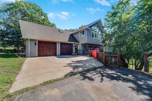 2323 S Crenshaw Rd, Independence, MO, 64057-3017 | Card Image