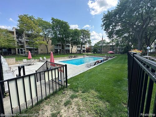 h4-4917 Crooks Road, Royal Oak, MI, 48073 | Card Image