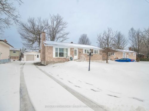 29 Lisa Cres, Petawawa, ON, K8H2Z8 | Card Image