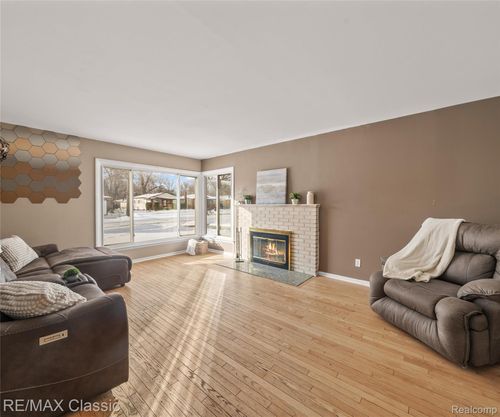 19350 Antago St, Livonia, MI, 48152-2512 | Card Image