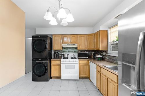 555 61st St, West New York, NJ, 07093-1468 | Card Image