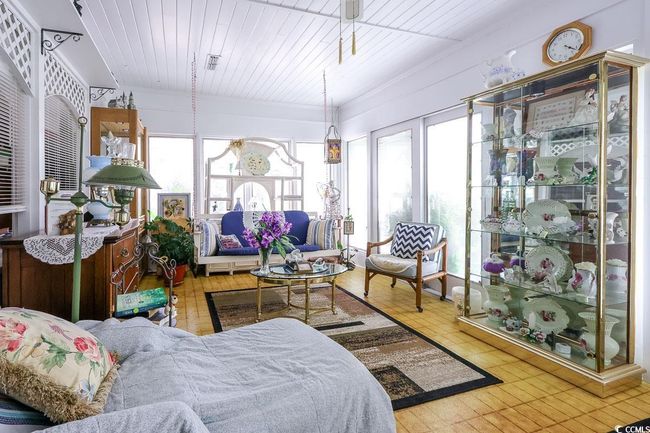 View of sunroom | Image 7