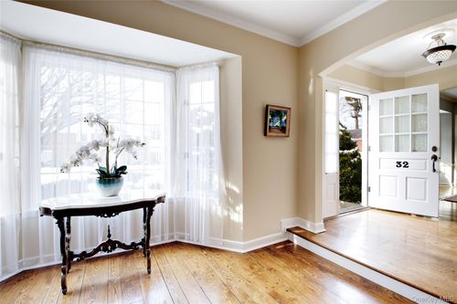 32 Barnard Pl, Manhasset, NY, 11030-2102 | Card Image